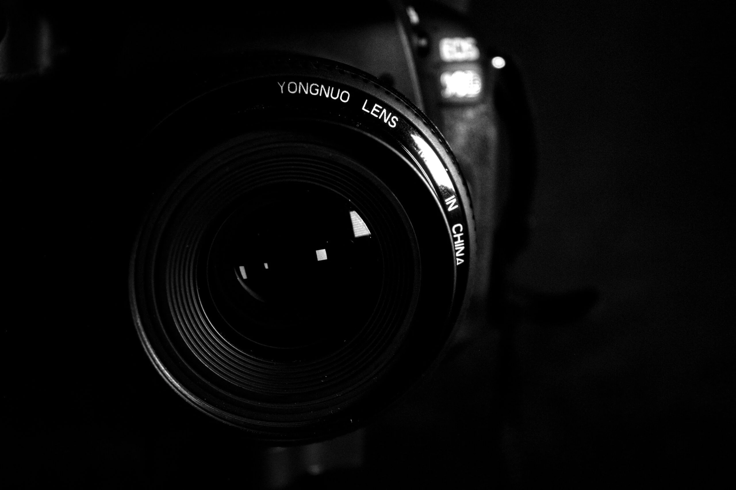 Detalle en blanco y negro del objetivo de una cámara