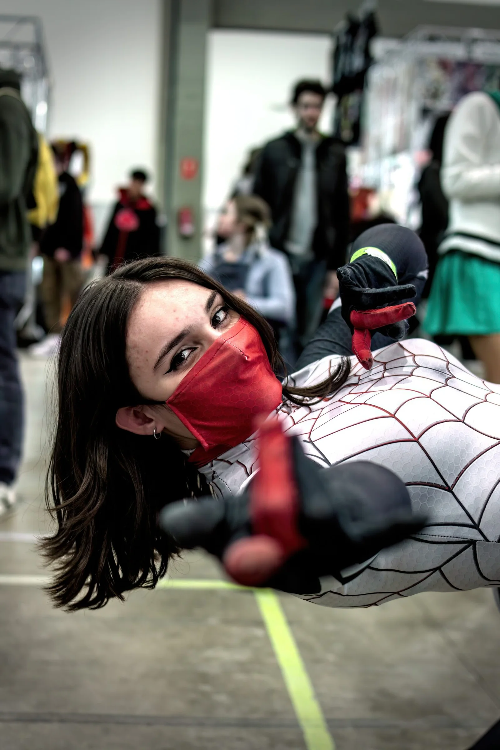 Cosplayer interpretando a un personaje arácnido durante el evento
