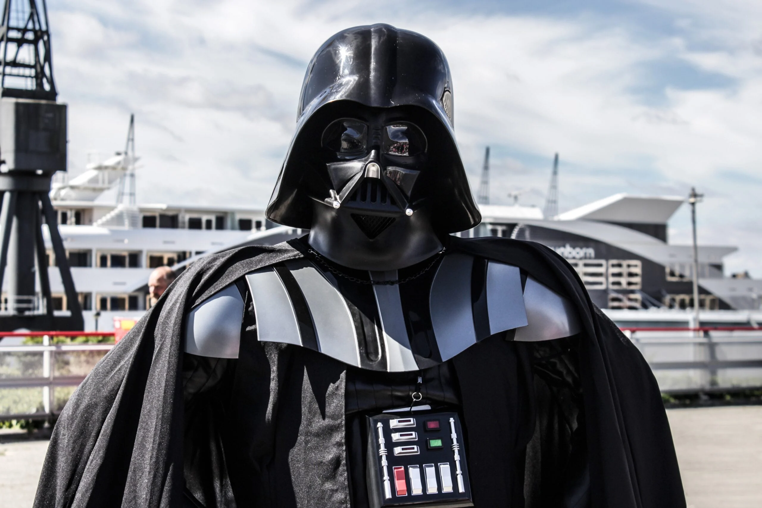 Cosplayer caracterizado como villano cinematográfico junto al río