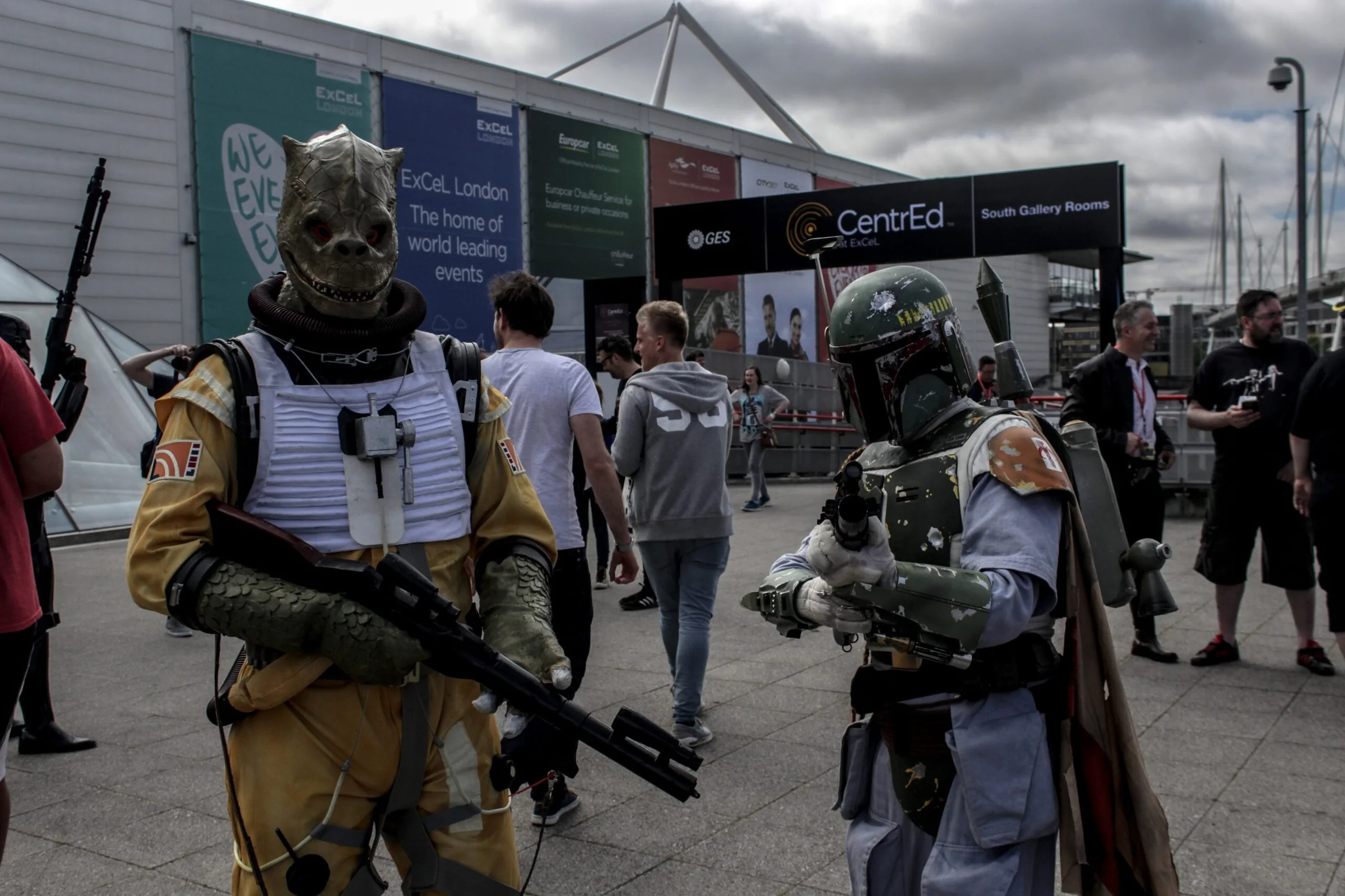Grupo de personajes cosplay recorriendo una convención