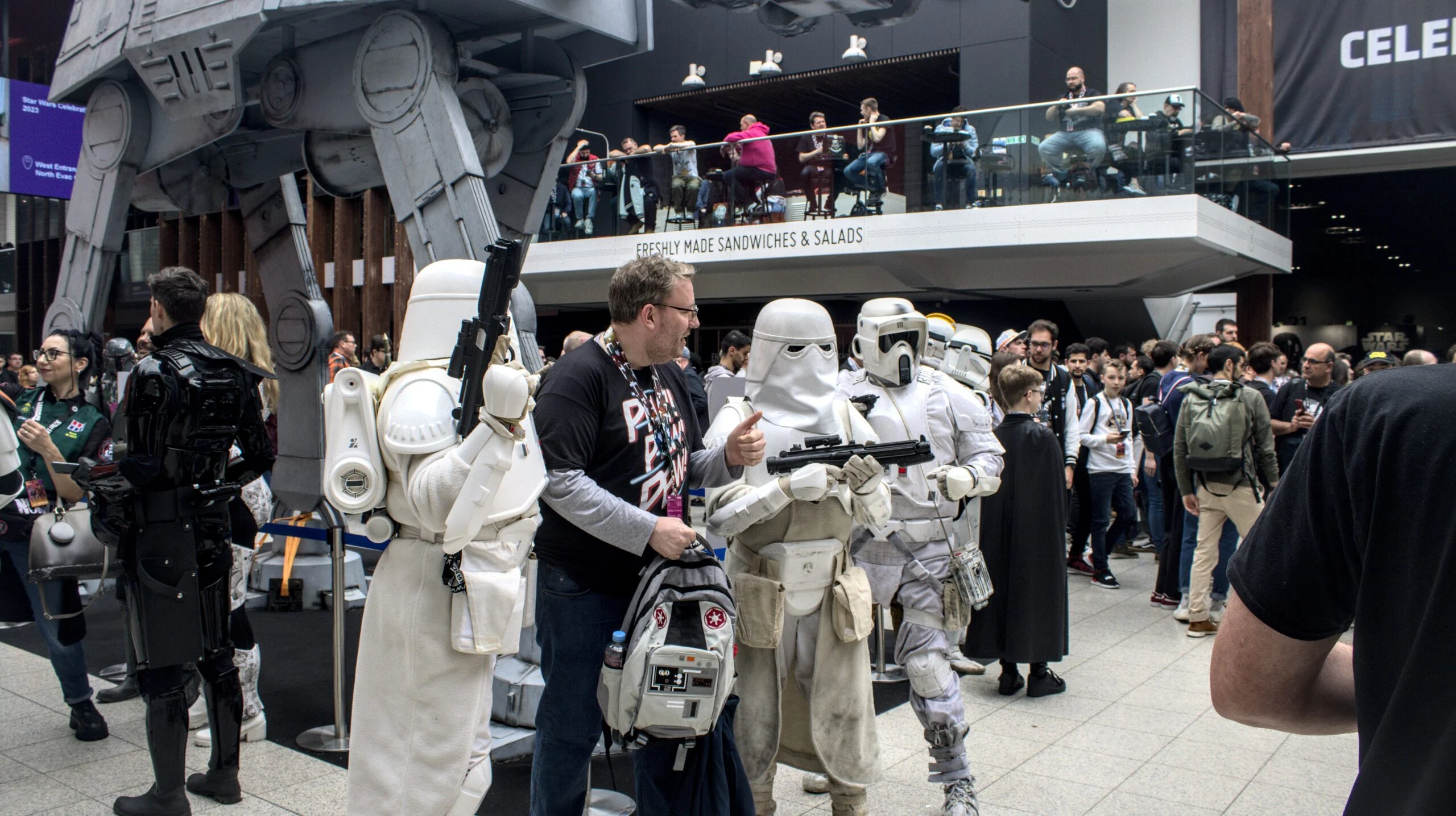 Grupo de personajes de ciencia ficción recorriendo una convención