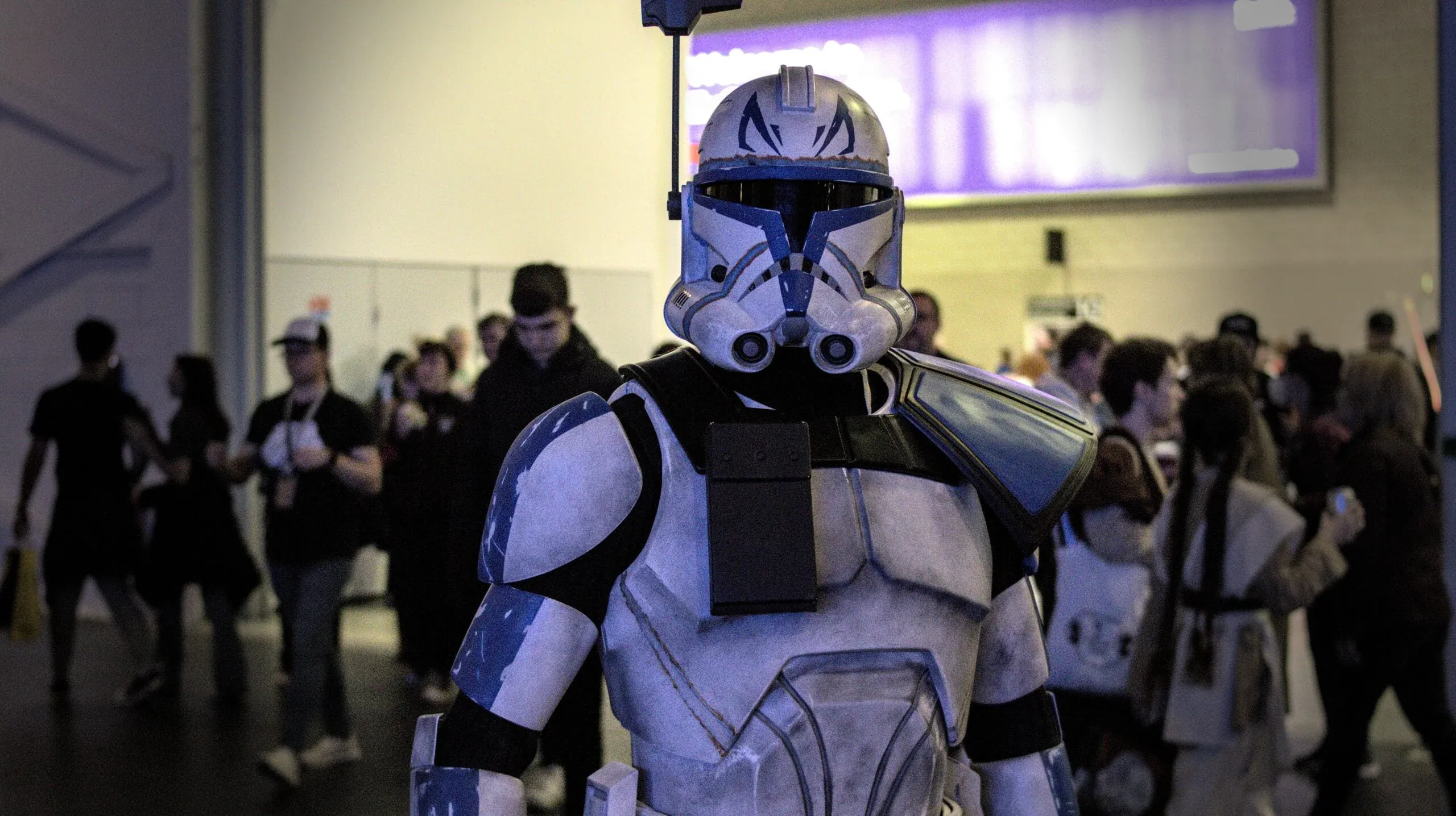 Cosplayer caracterizado como soldado clon en una convención