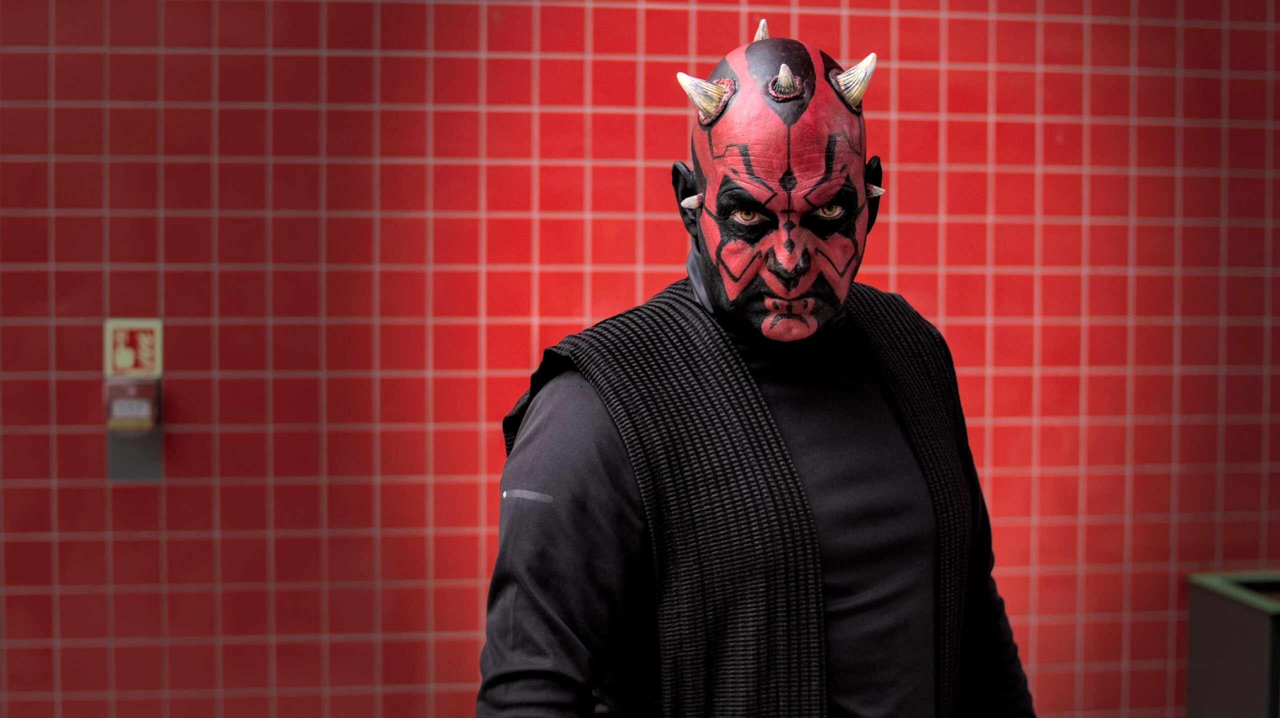 Retrato de personaje Sith frente a un fondo rojo