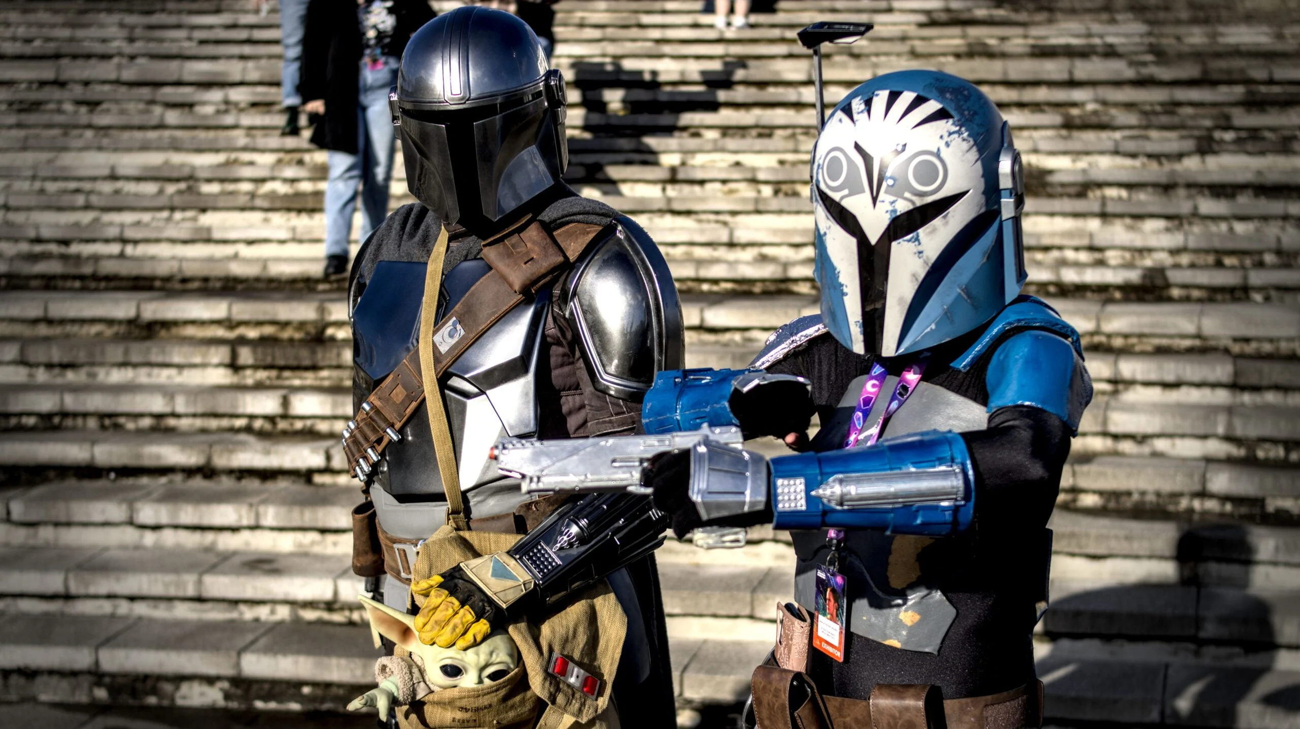 Dos cosplayers con armaduras mandalorianas en exteriores