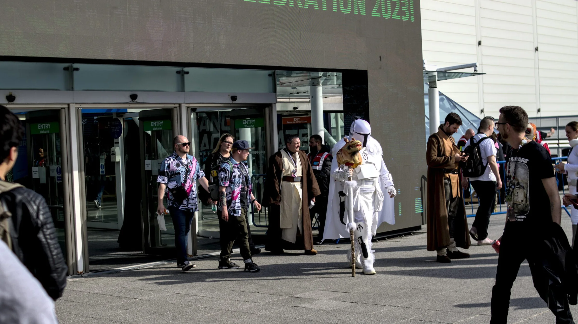 Personajes cosplay caminando por una convención