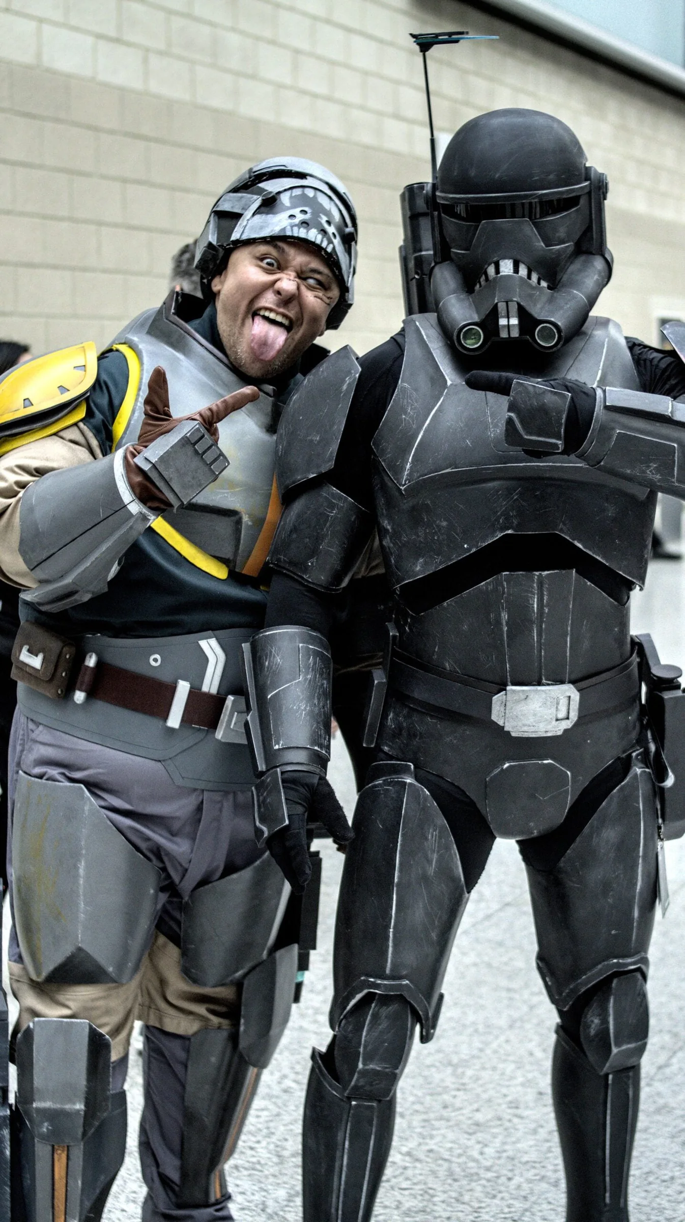 Dos personajes cosplay posando juntos