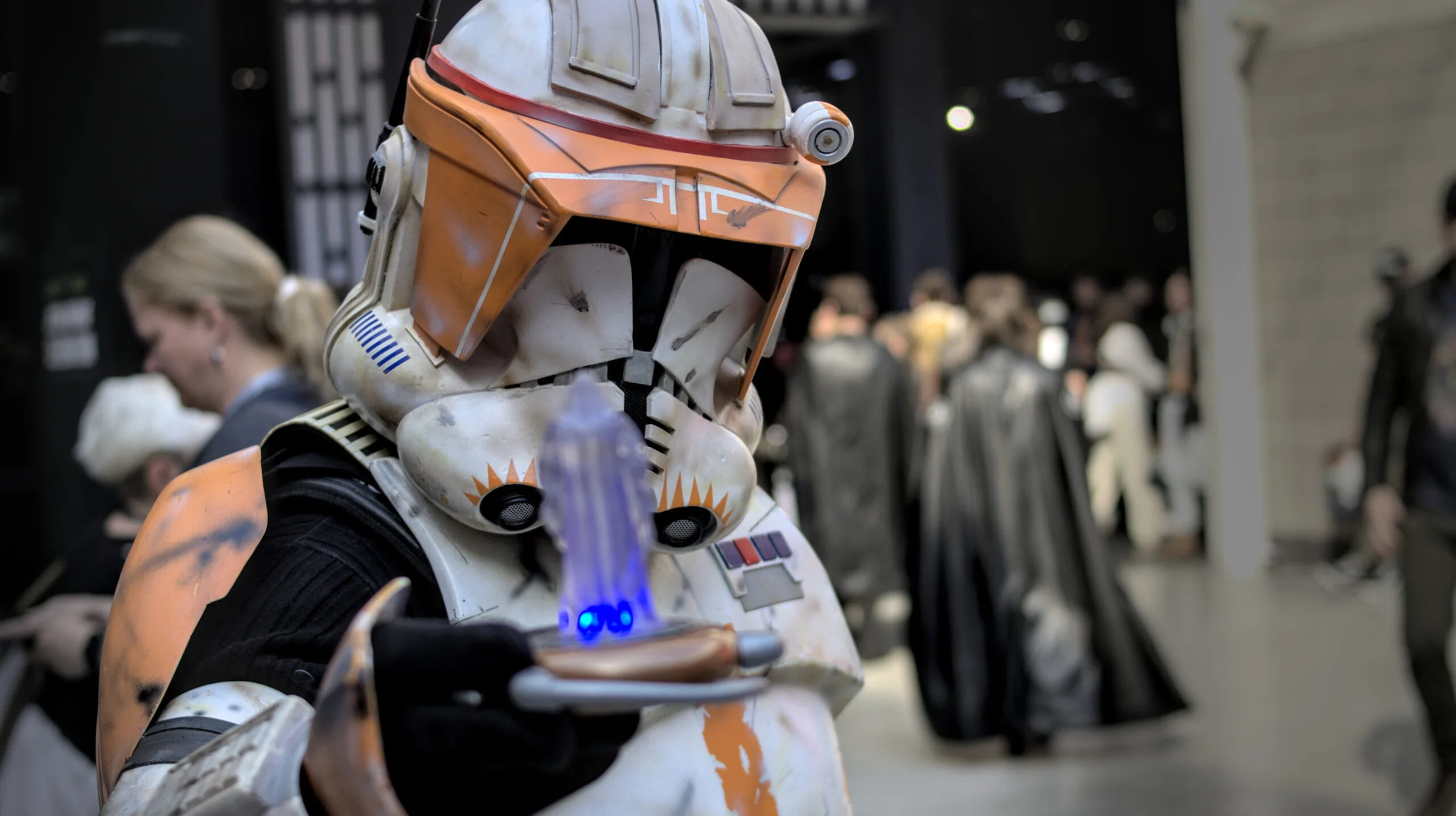 Primer plano de un comandante clon durante una convención