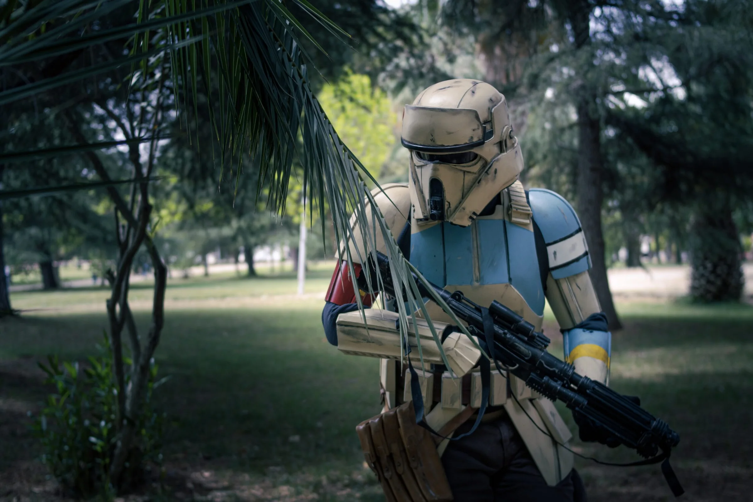 Soldado de ciencia ficción con armadura fotografiado entre vegetación