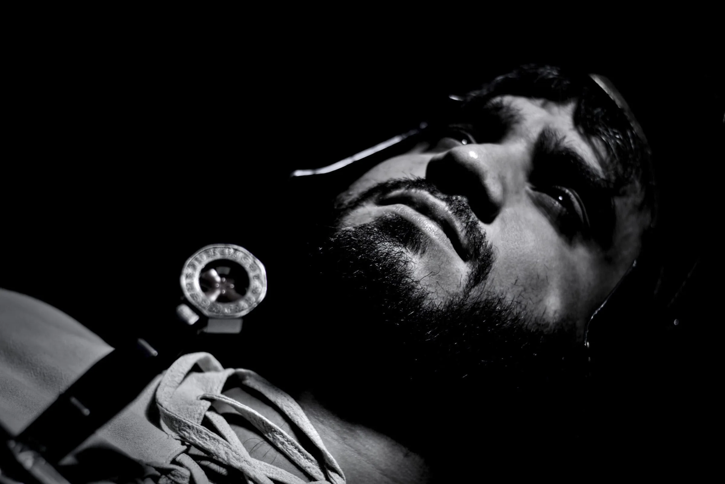 Retrato dramático de personaje en blanco y negro con iluminación de alto contraste
