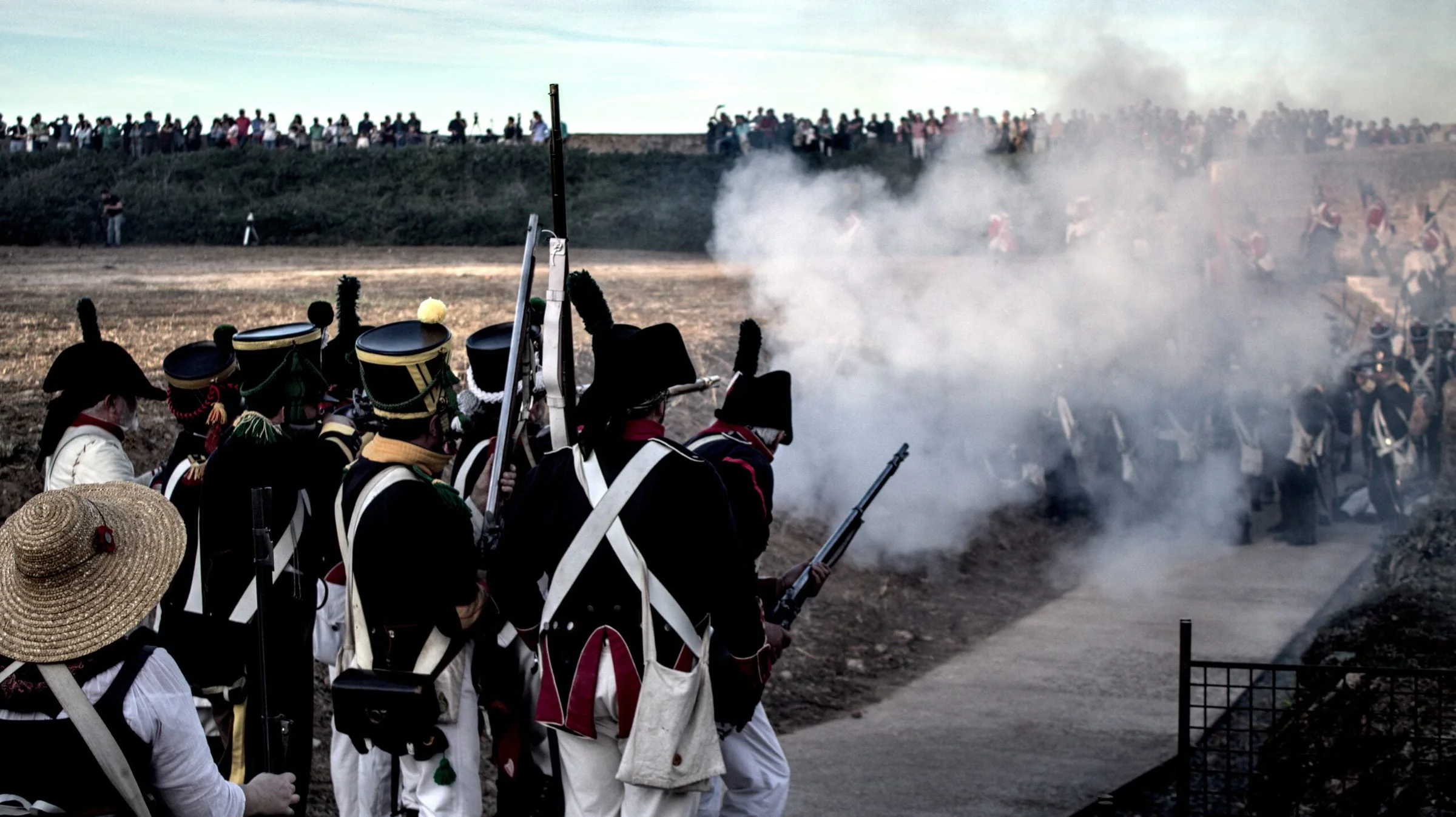 Infantería de recreación histórica avanzando entre humo