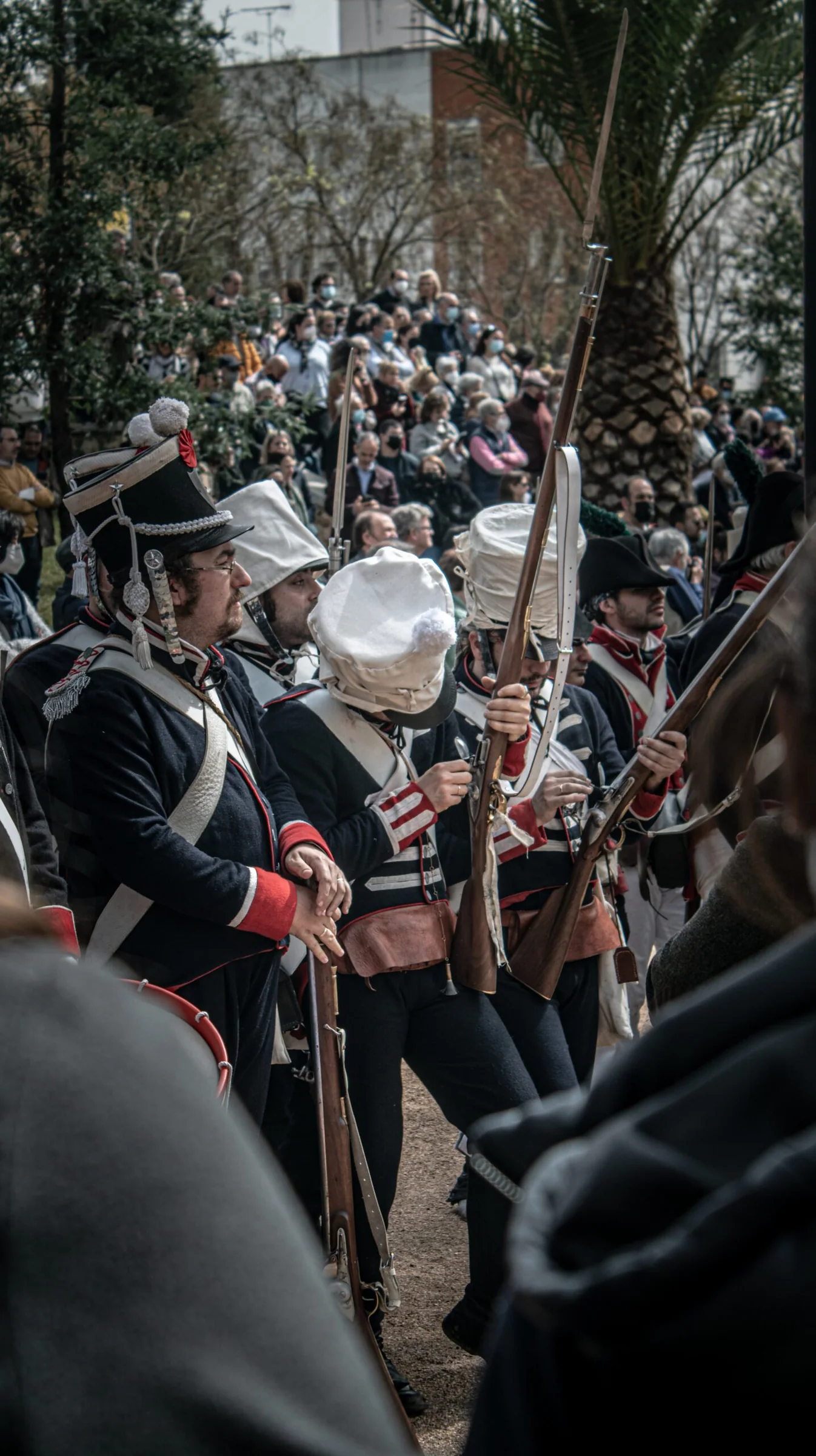Recreadores históricos preparando sus armas en formación
