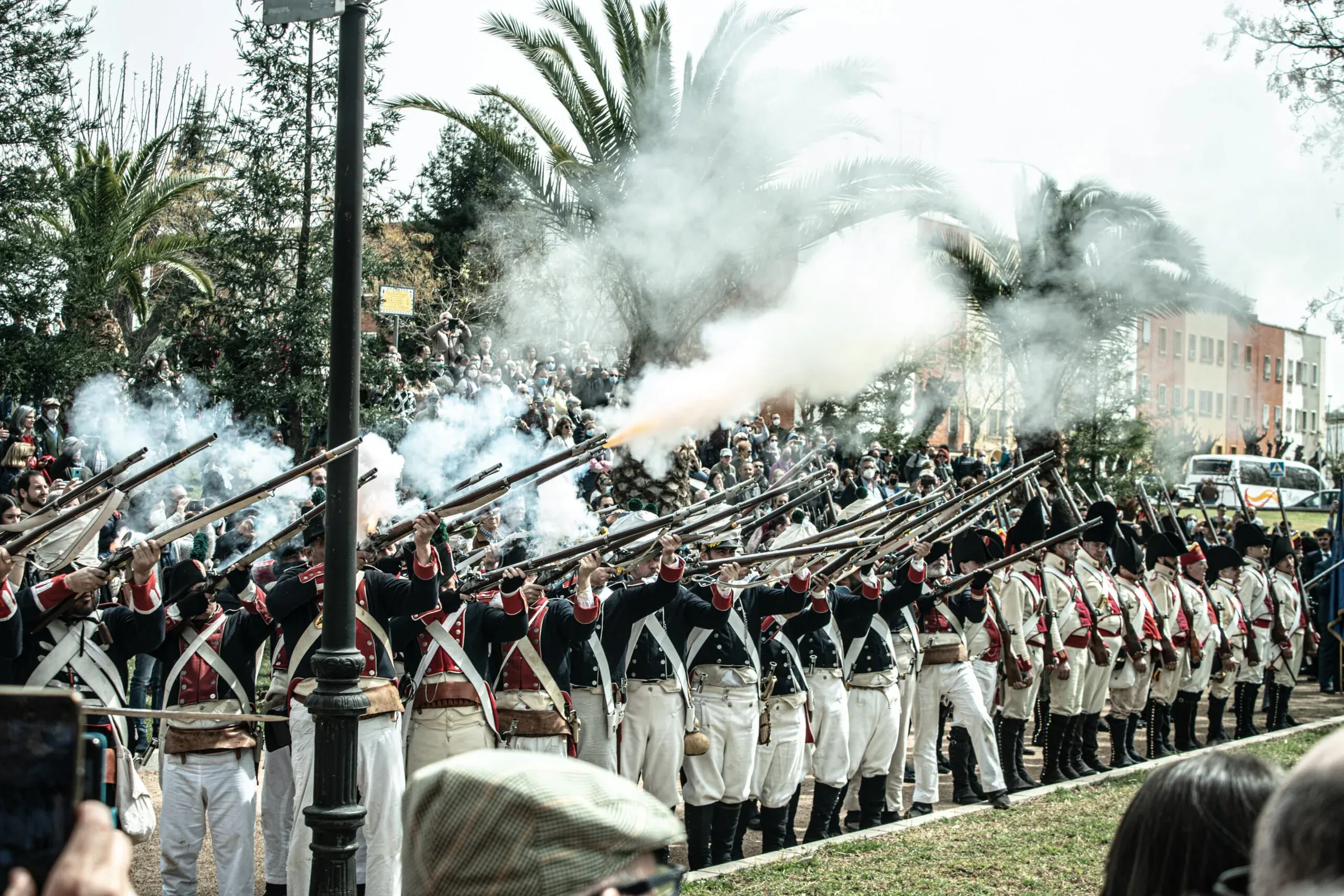 Línea de recreadores históricos realizando una descarga de fusilería