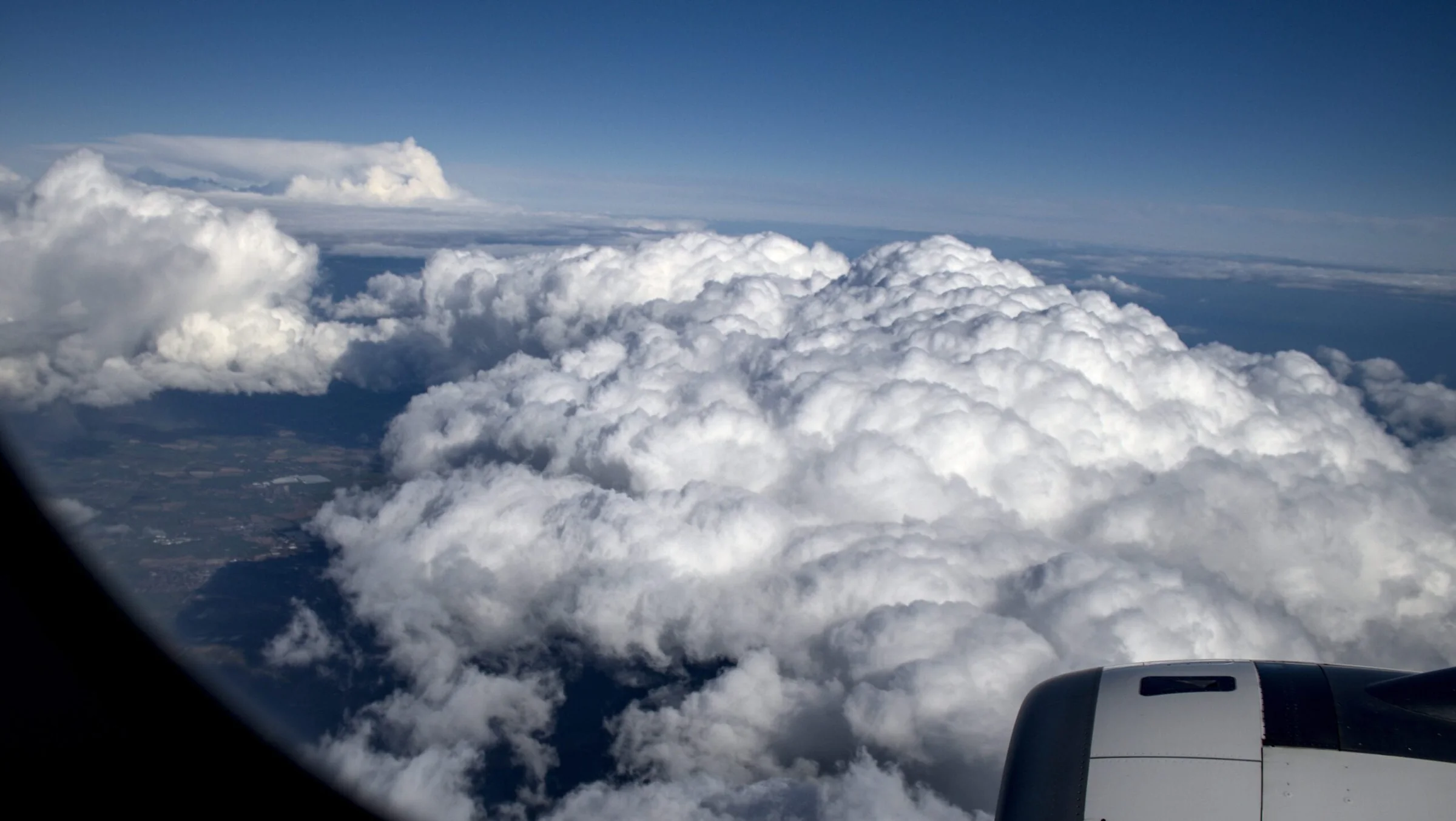 Nubes vistas desde el aire sobre un paisaje de montaña