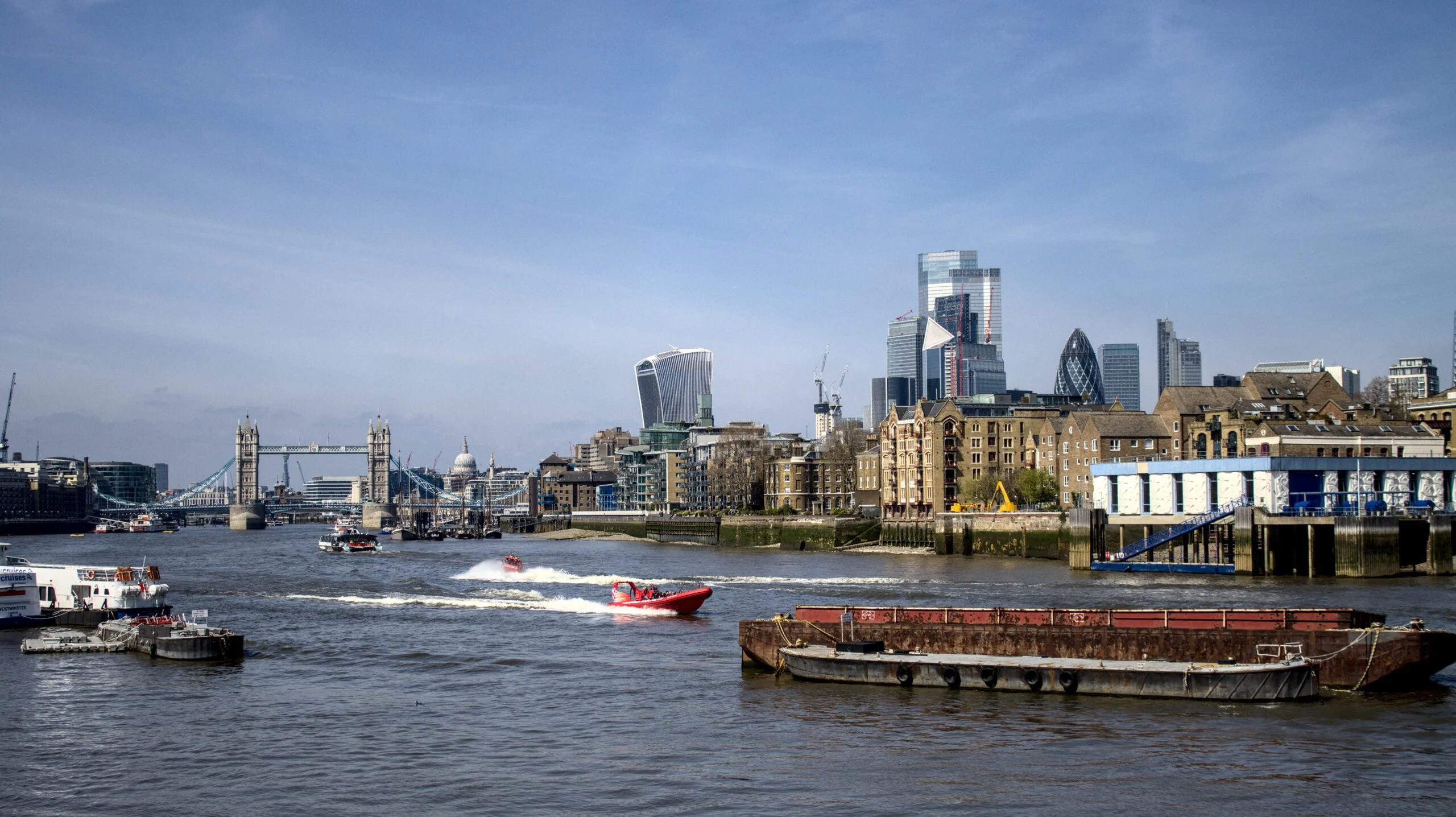 Vista urbana de Londres desde el río Támesis