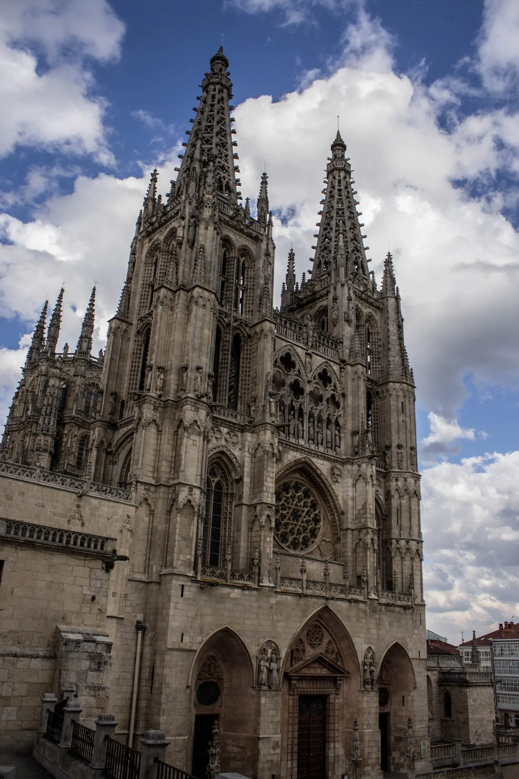 Catedral gótica elevándose sobre una plaza urbana bajo un cielo azul