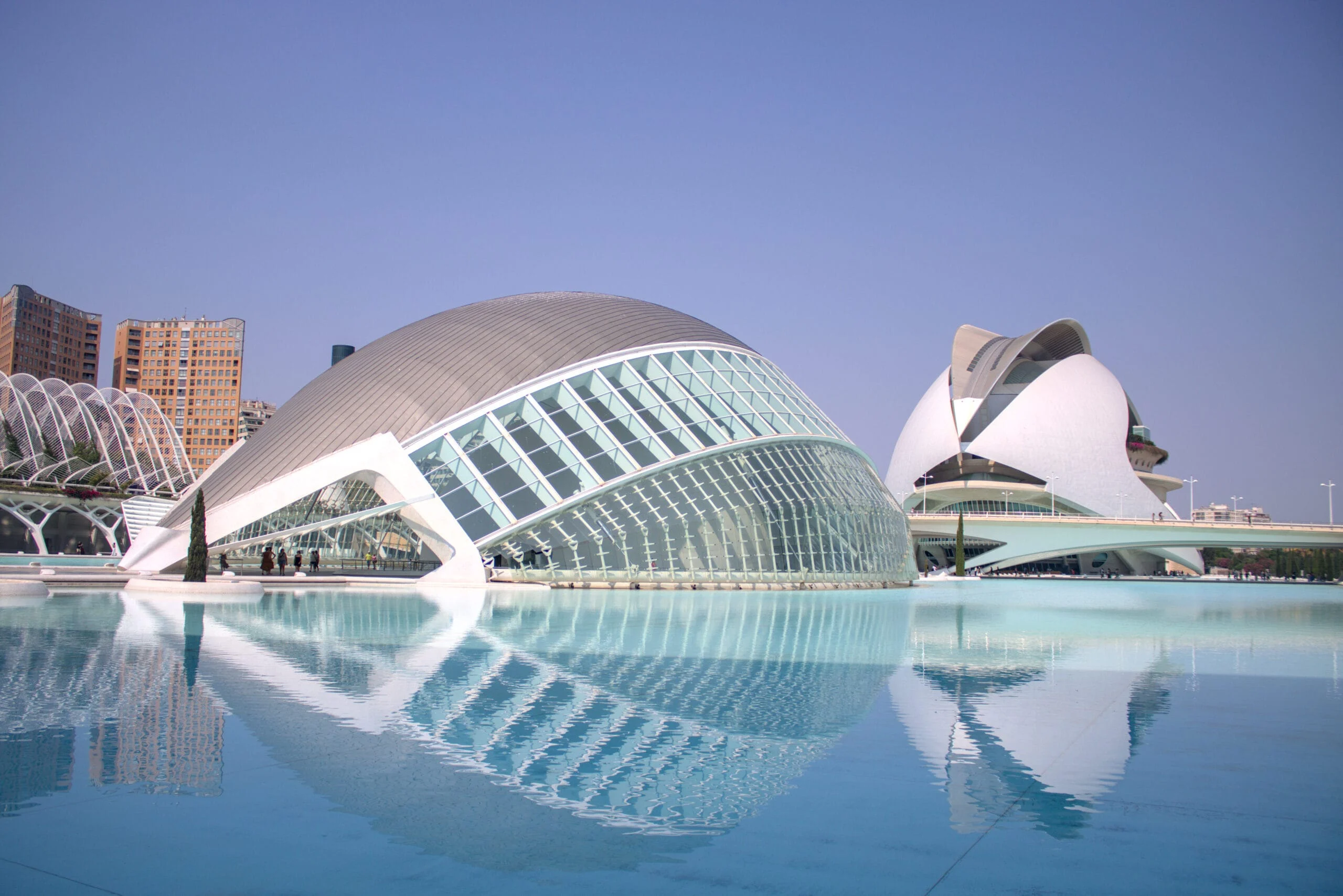 Arquitectura contemporánea blanca reflejada sobre el agua