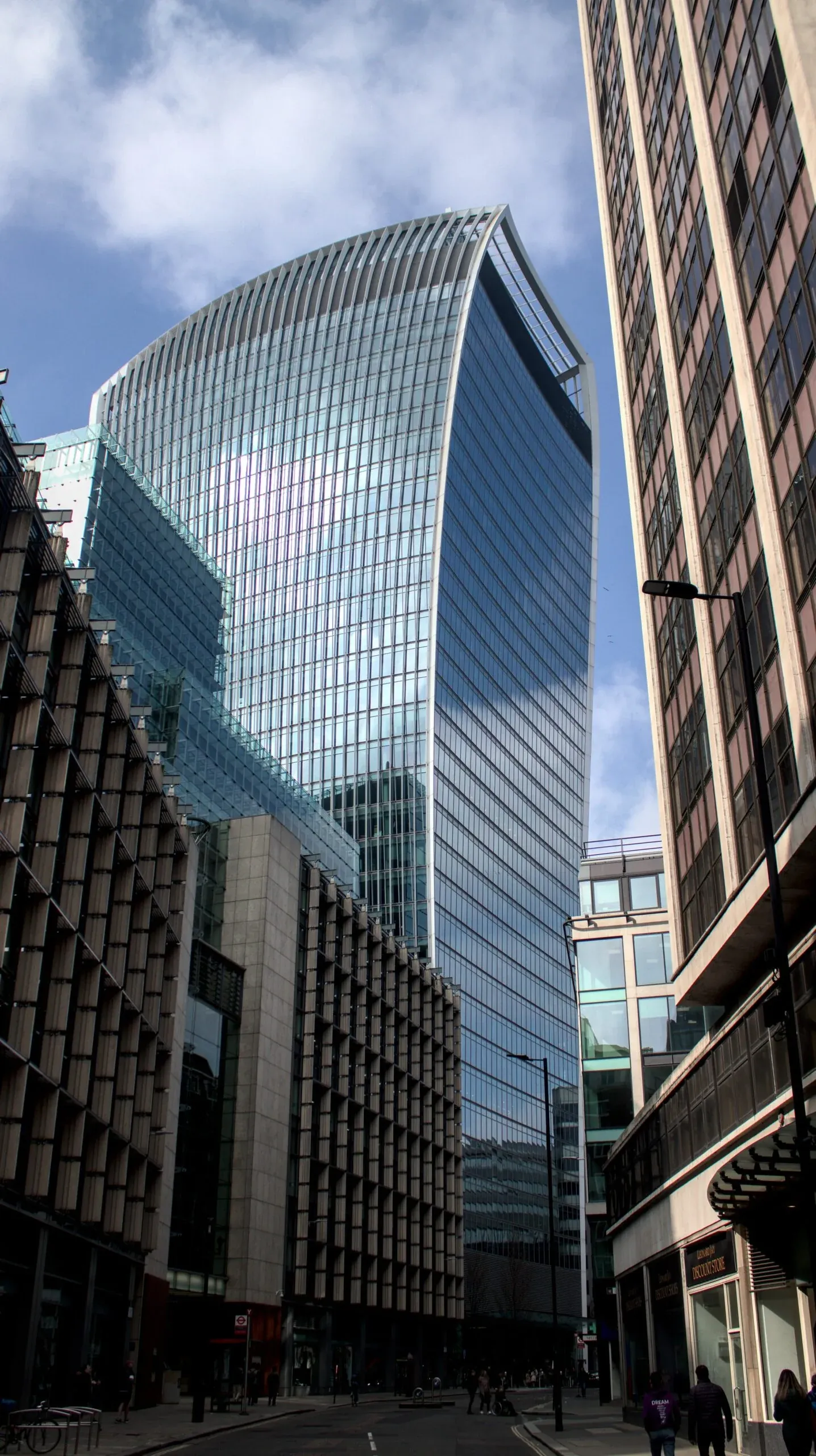 Rascacielos contemporáneo entre edificios del centro de Londres