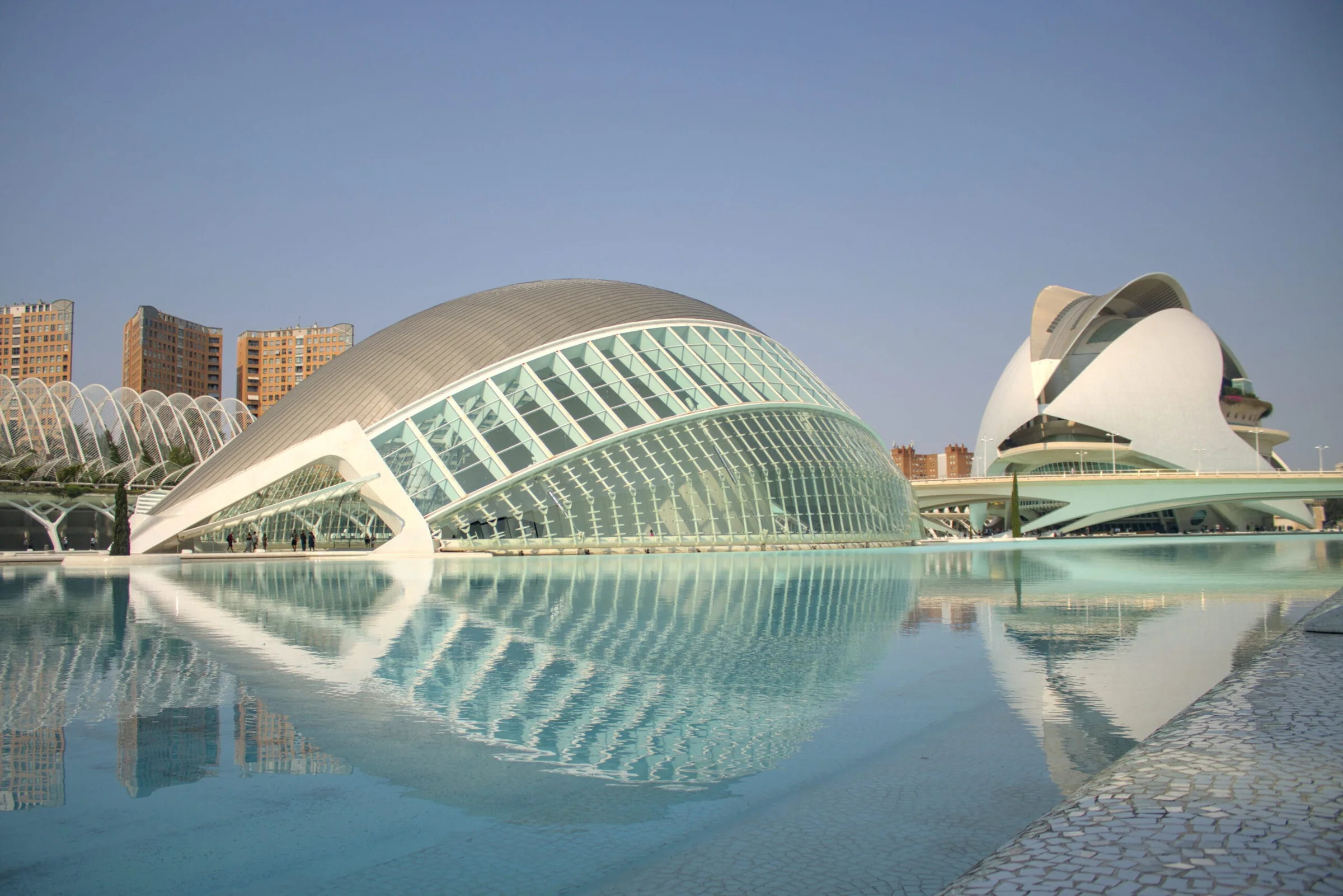 Complejo de arquitectura contemporánea reflejado sobre el agua