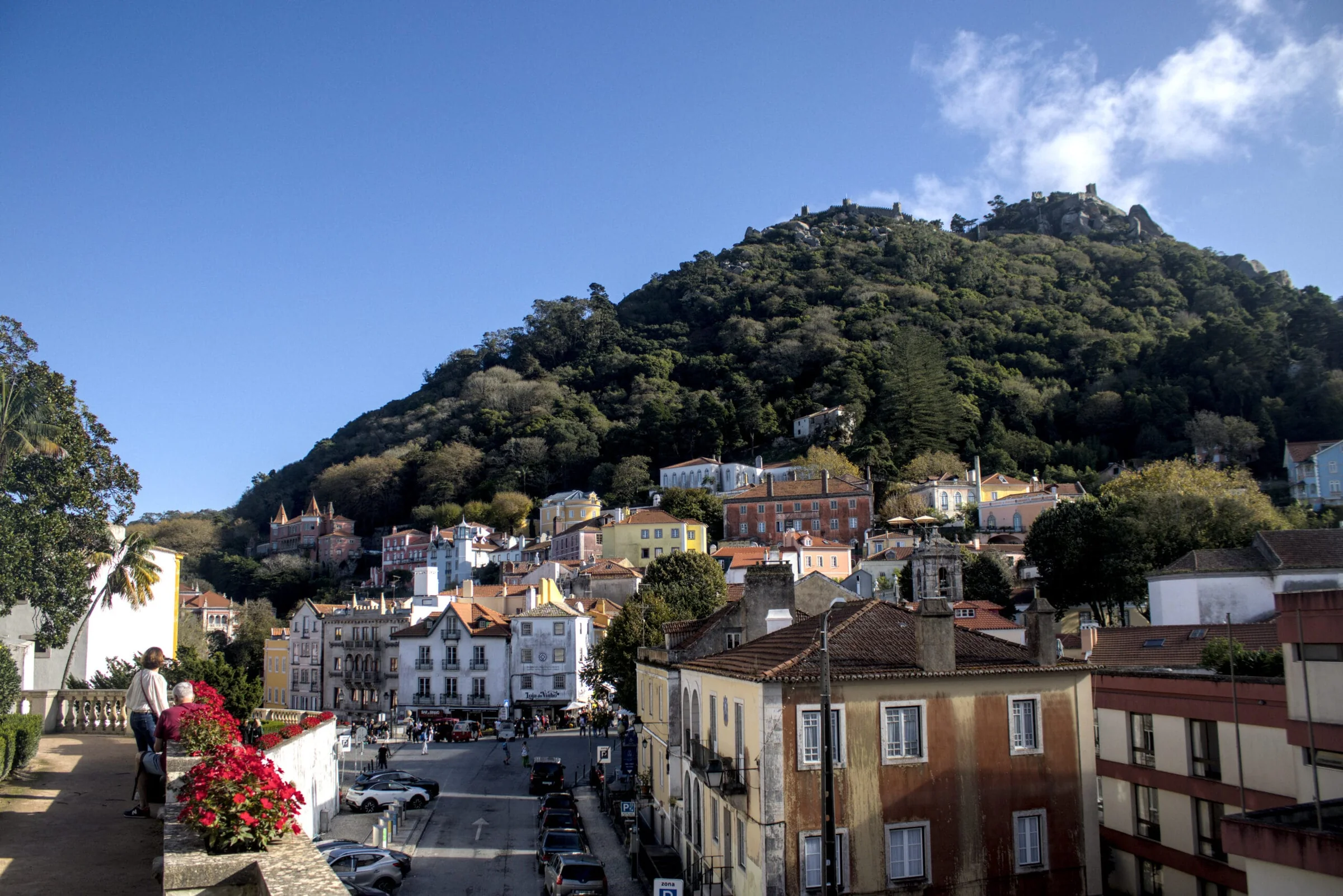 Vista urbana de una ciudad histórica construida junto a una montaña