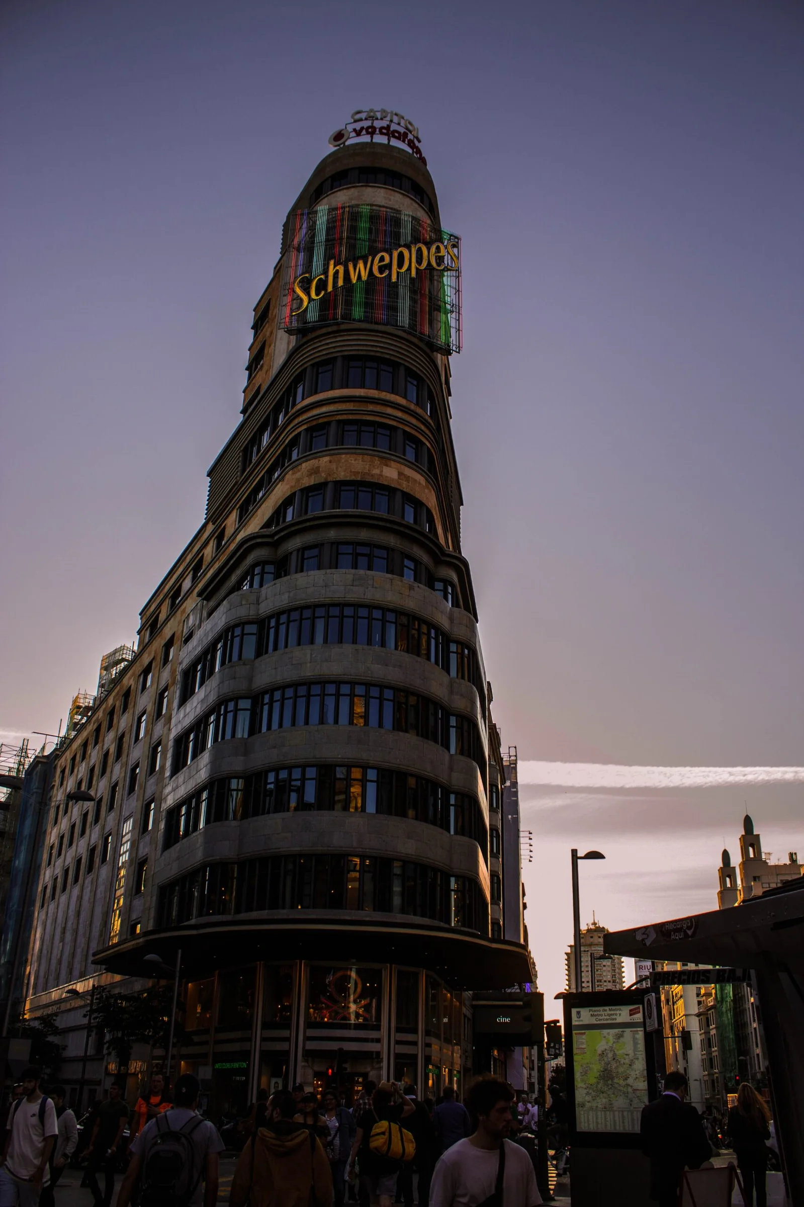 Edificio histórico de Gran Vía fotografiado al atardecer