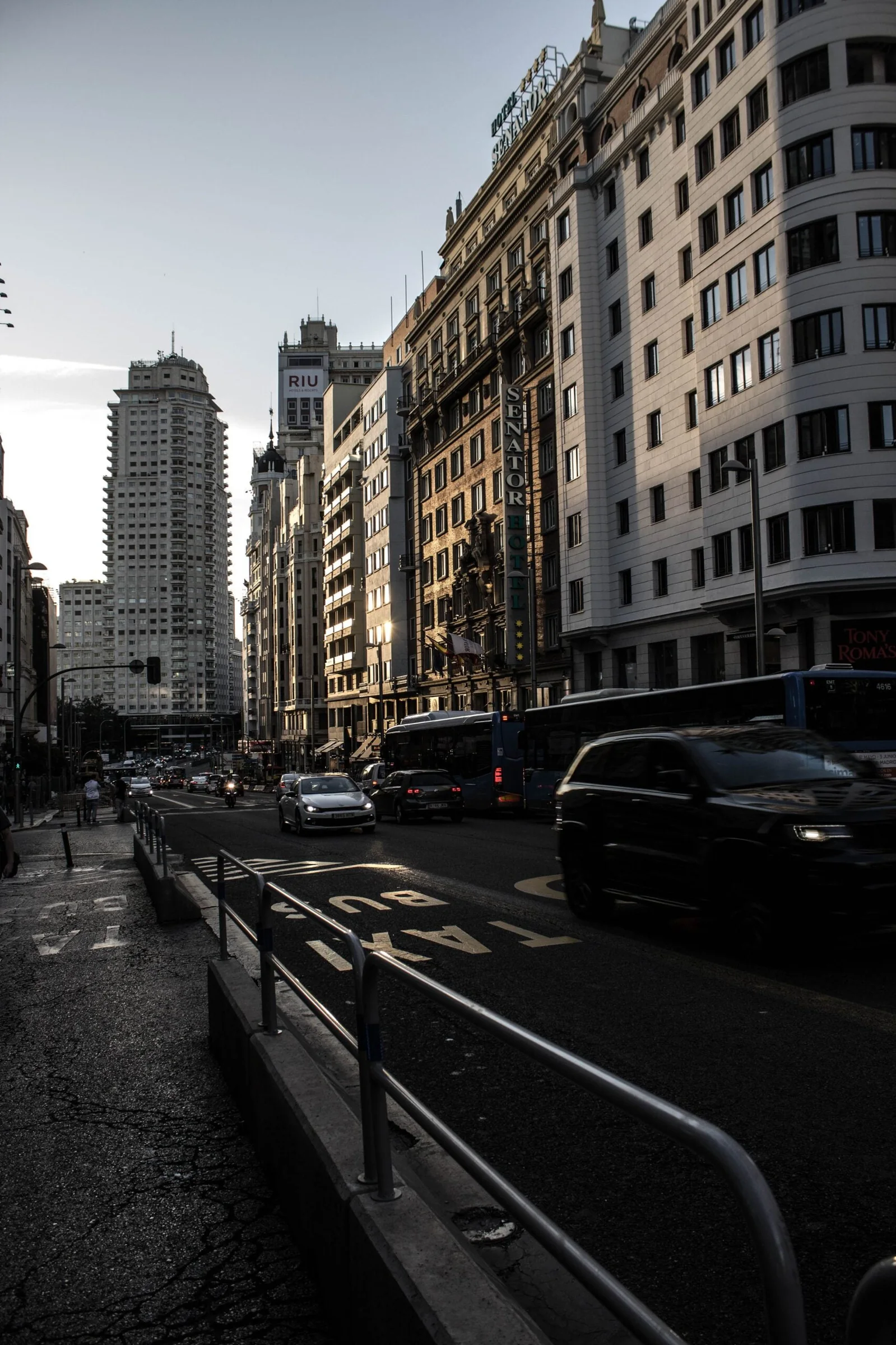 Tráfico y arquitectura en una gran avenida metropolitana