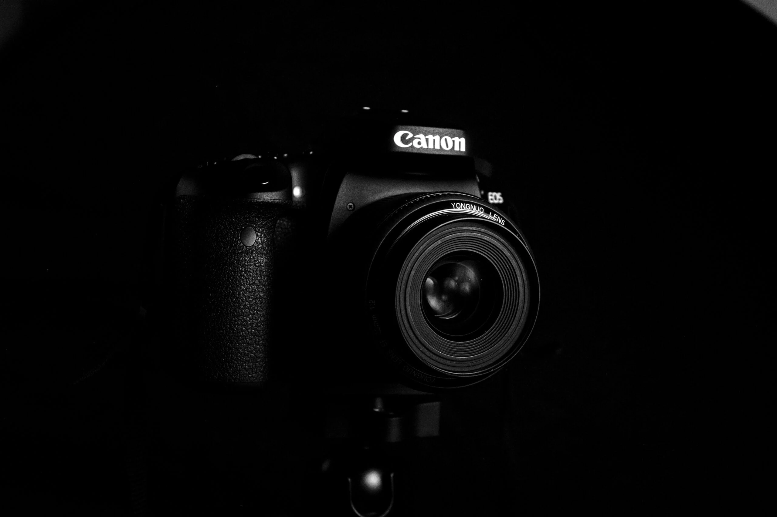 Cámara fotográfica iluminada sobre fondo negro