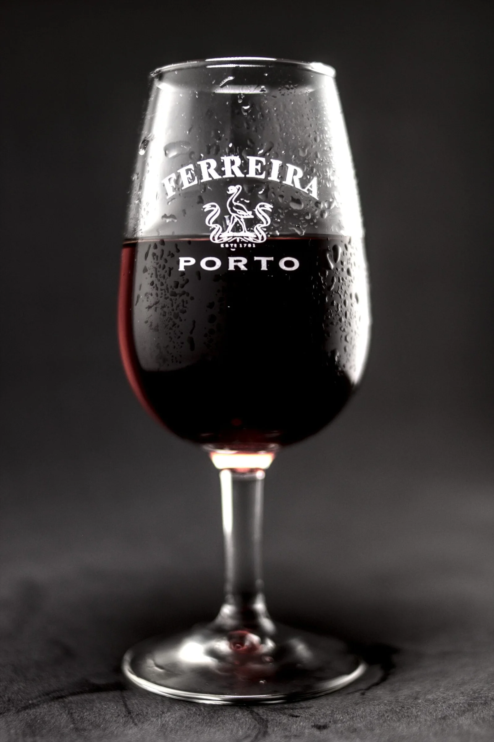 Copa de vino de producto sobre fondo negro