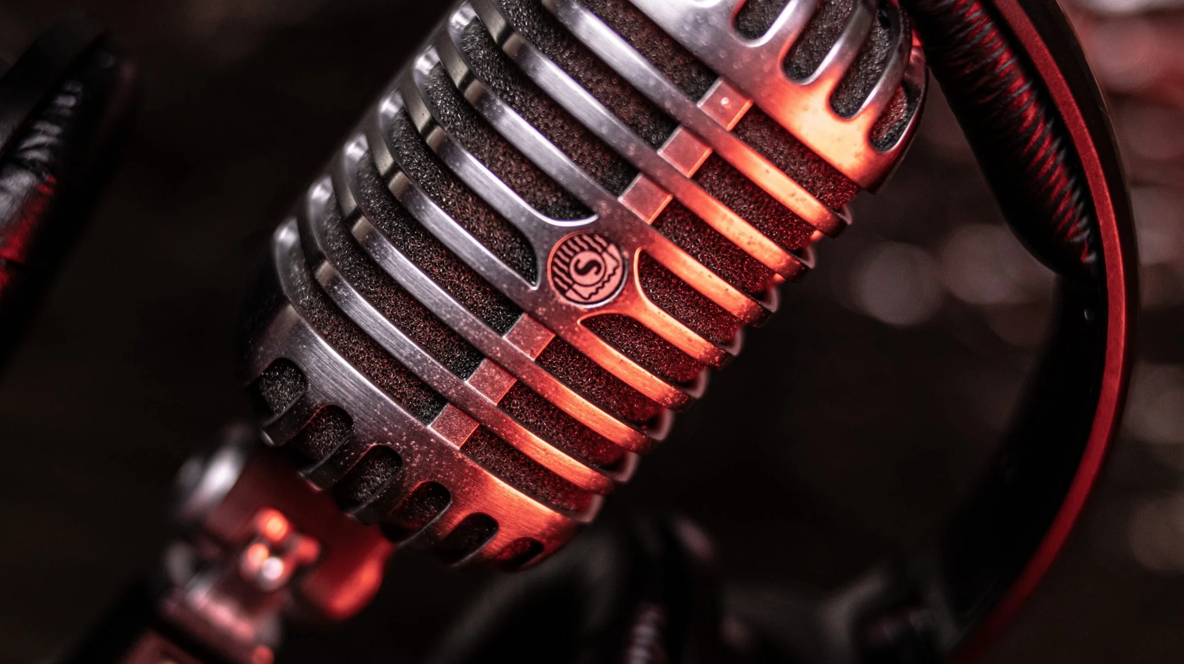 Detalle de micrófono clásico con iluminación roja