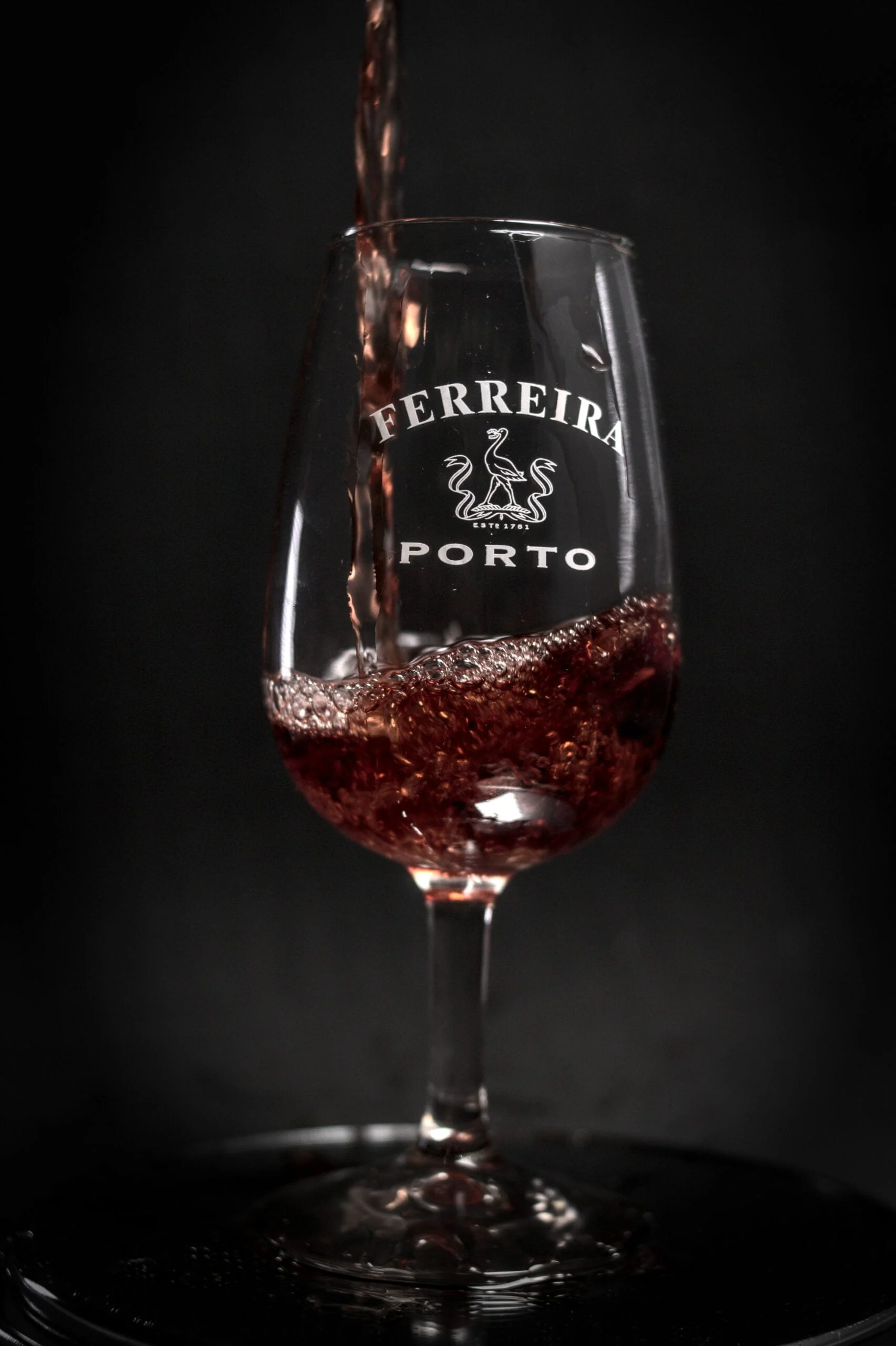 Copa de vino de Oporto servida sobre fondo negro
