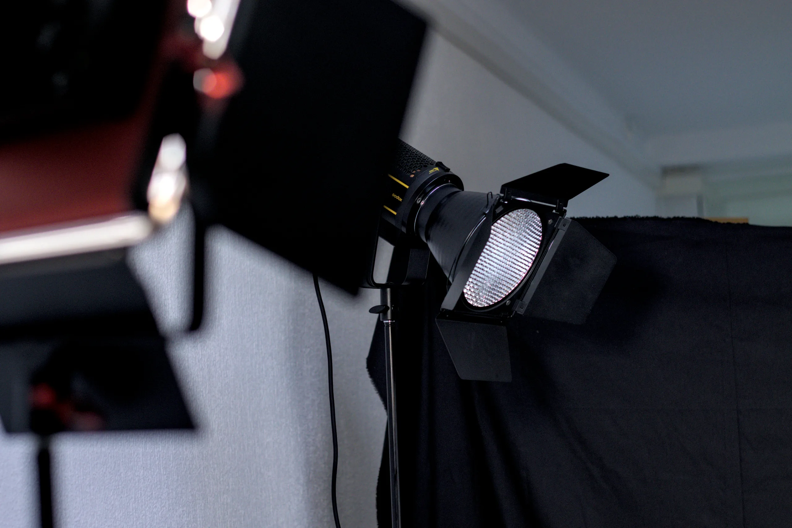 Equipo de iluminación profesional instalado con difusor en un estudio