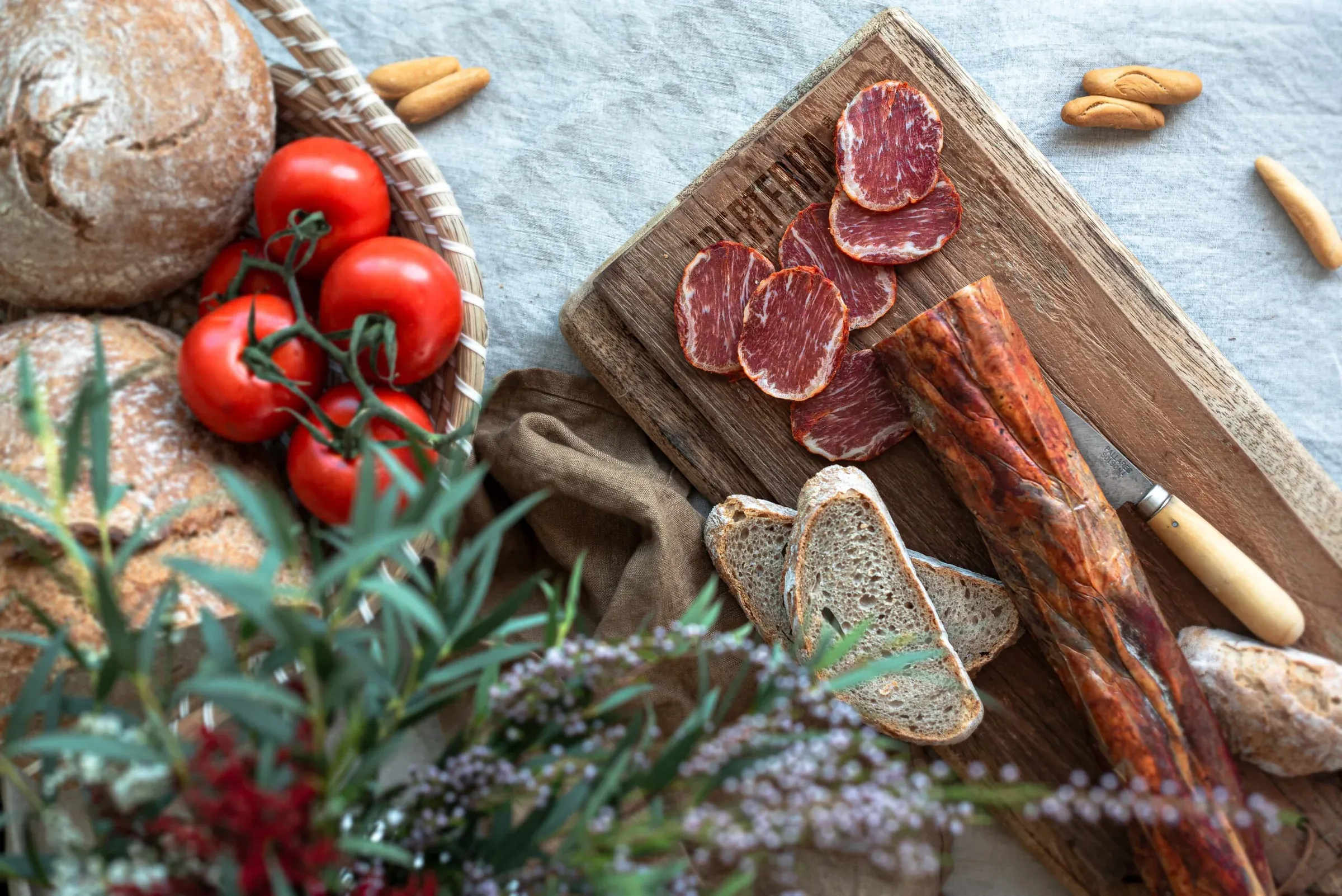 Composición gastronómica de producto ibérico con ingredientes