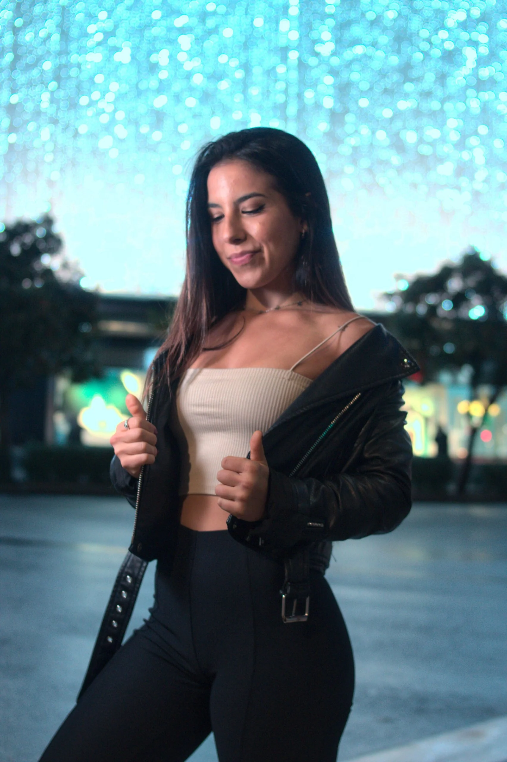 Retrato femenino con iluminación azul y fondo desenfocado