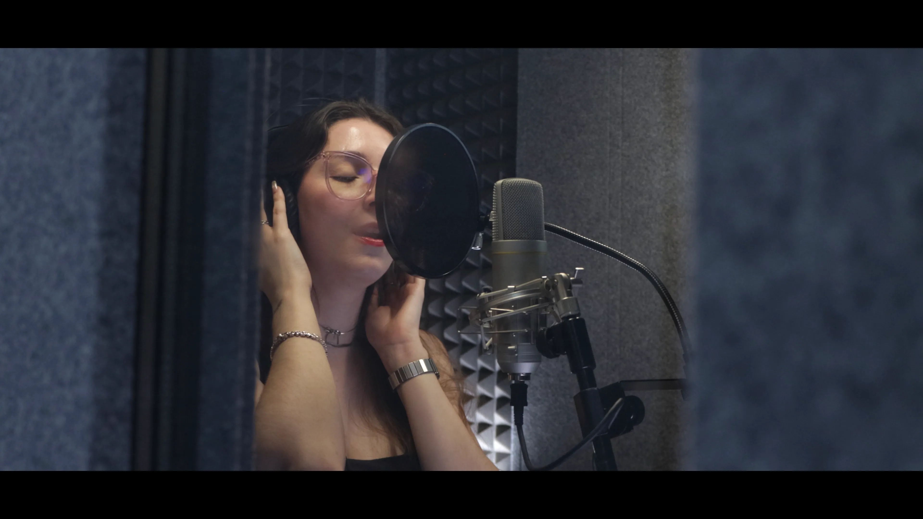 Intérprete durante una sesión de grabación vocal en estudio