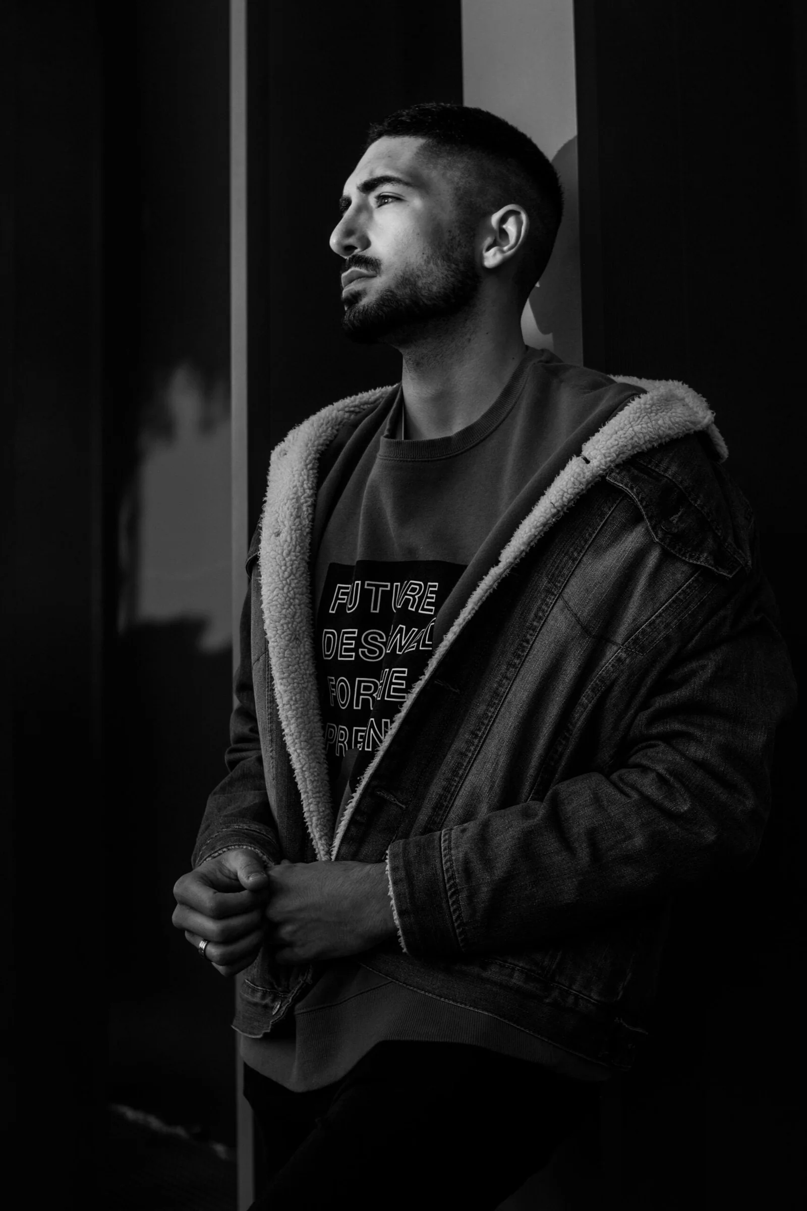 Retrato masculino expresivo en blanco y negro