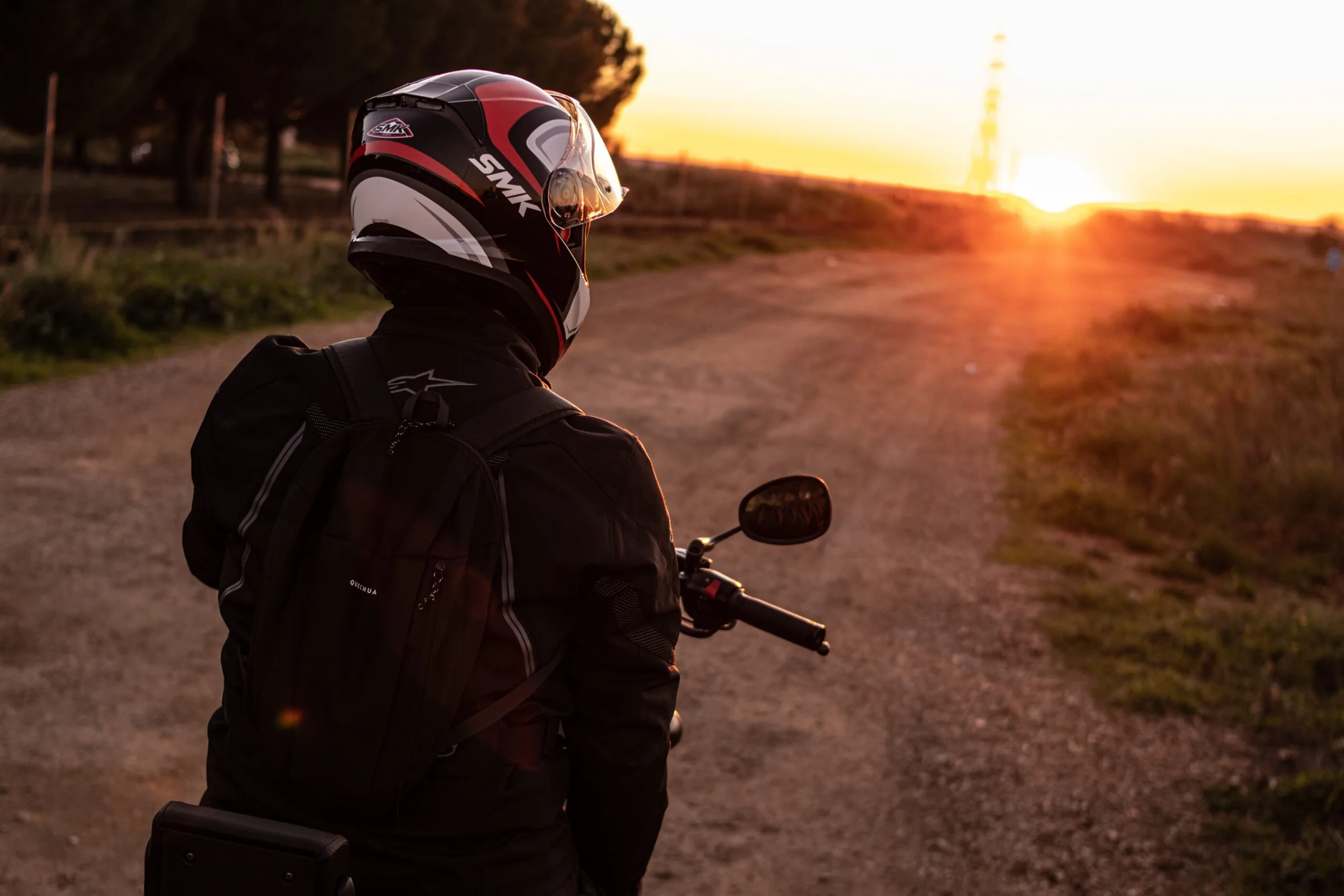 Retrato cinematográfico de una motorista durante el atardecer