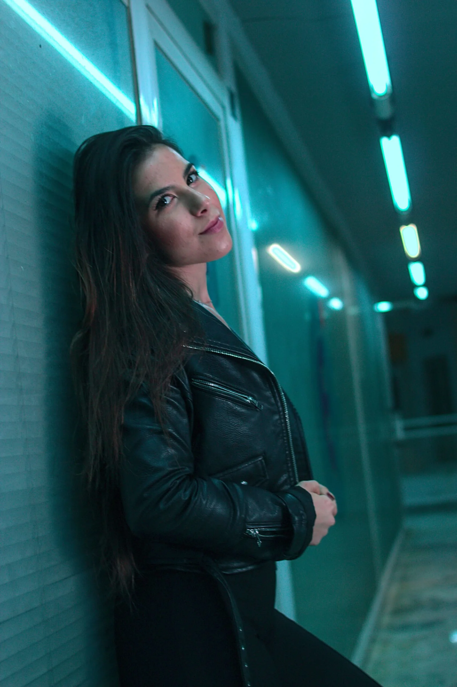 Retrato femenino cinematográfico bajo iluminación cian