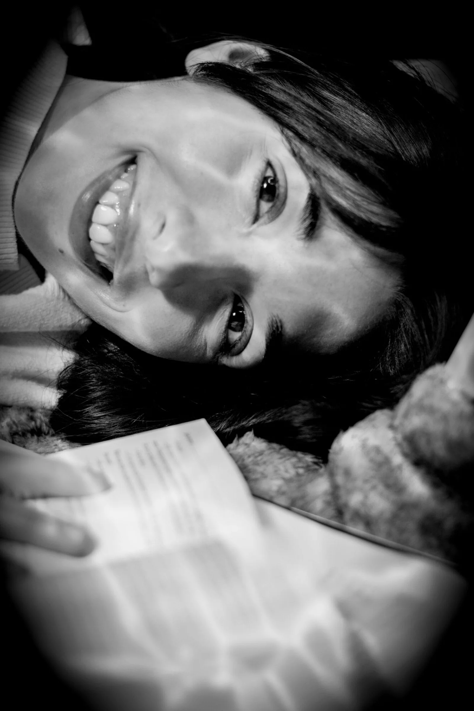 Retrato editorial femenino en blanco y negro entre páginas