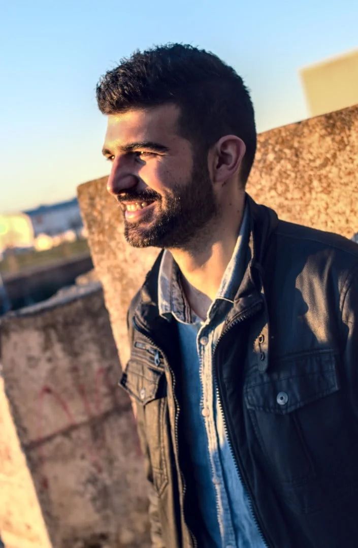Retrato masculino con luz cálida durante la hora dorada