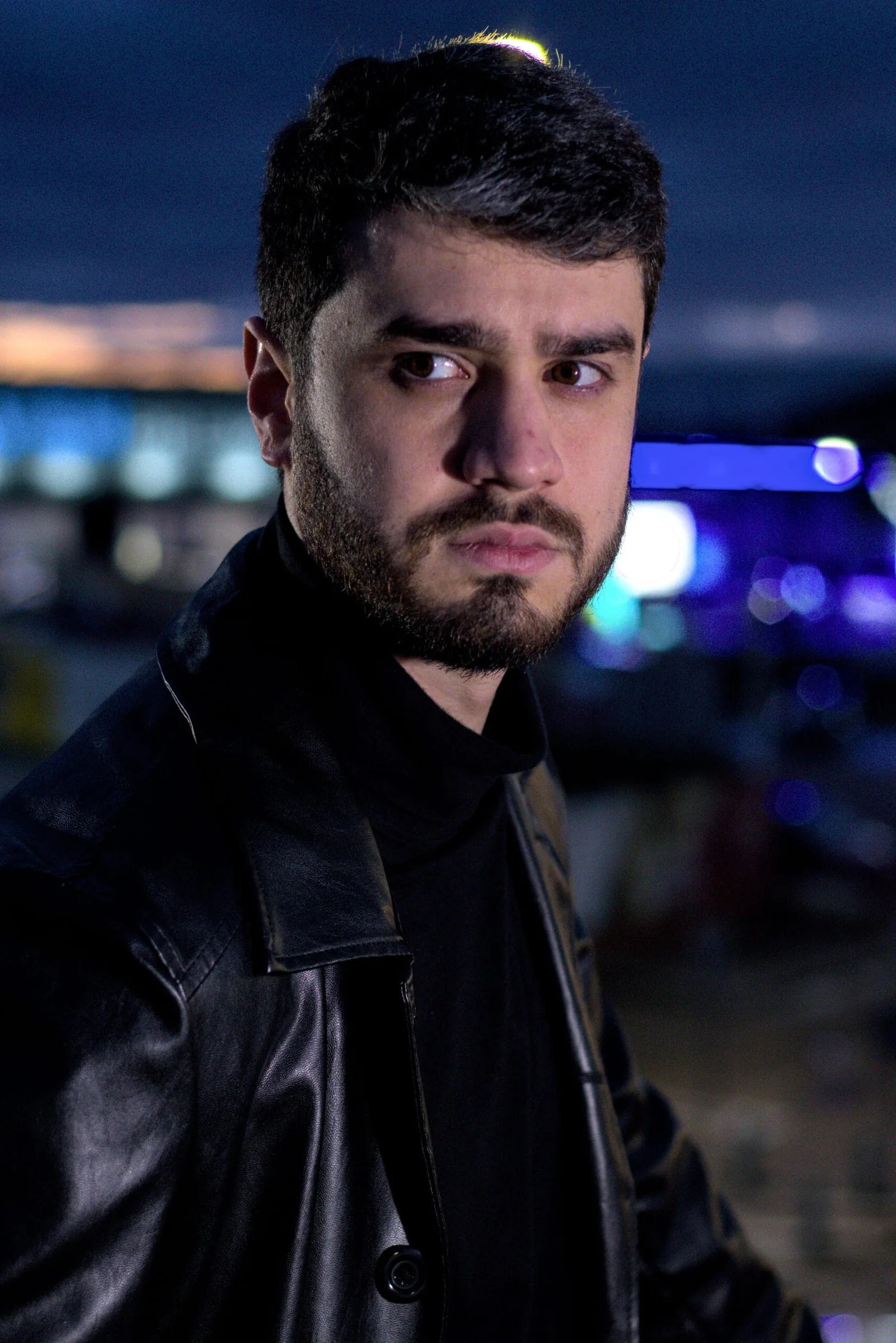 Retrato masculino con iluminación ambiental en un evento