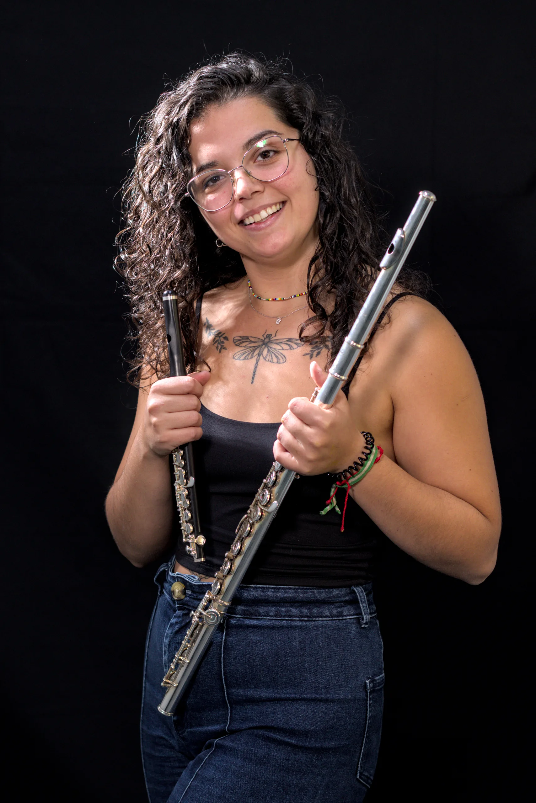 Retrato de una música con su flauta travesera sobre fondo negro