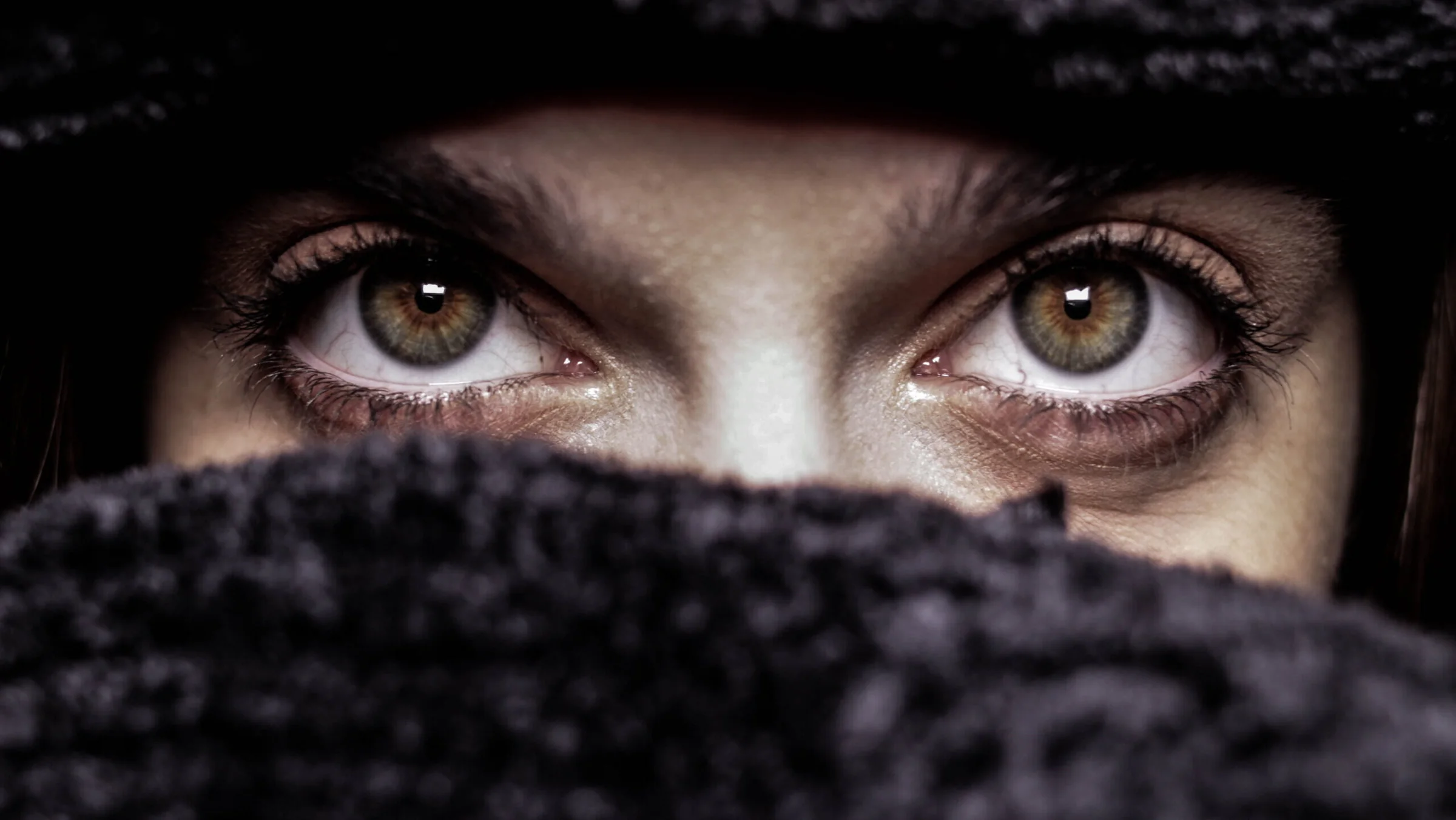 Primer plano de una mirada femenina con encuadre cinematográfico