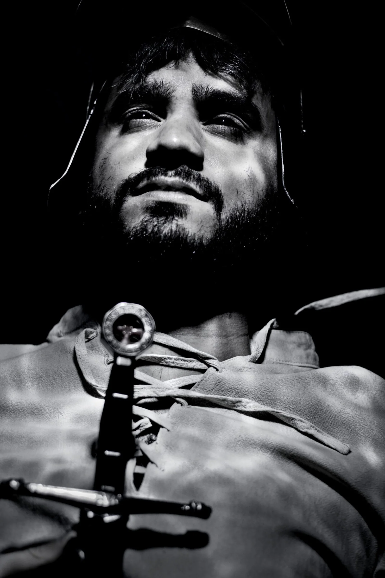 Retrato artístico en blanco y negro con luz de escena